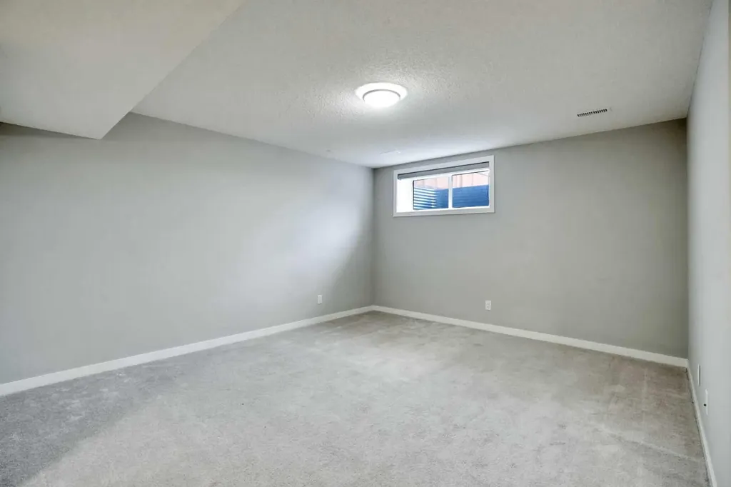 186 Carringvue Park NW Calgary AB T3P 1L1