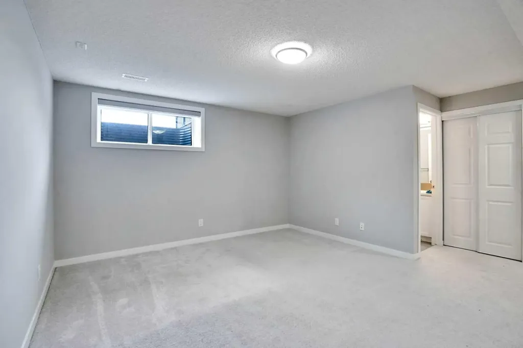186 Carringvue Park NW Calgary AB T3P 1L1