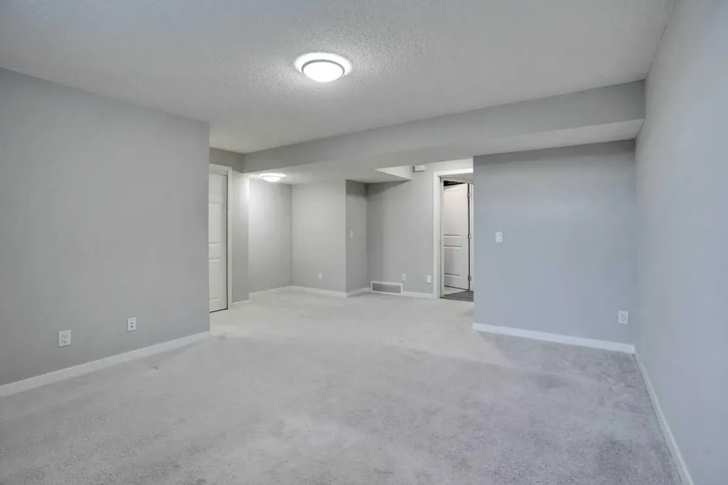 186 Carringvue Park NW Calgary AB T3P 1L1