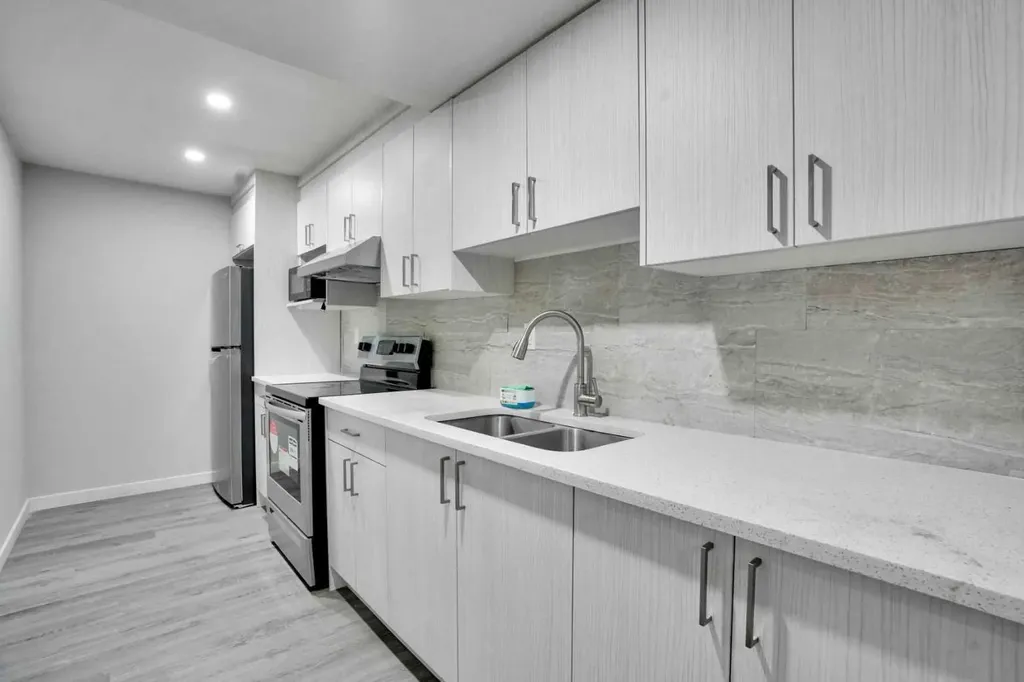 186 Carringvue Park NW Calgary AB T3P 1L1