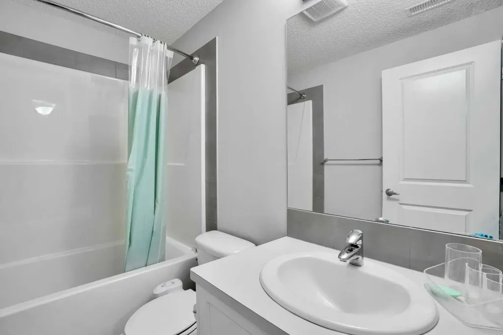 186 Carringvue Park NW Calgary AB T3P 1L1
