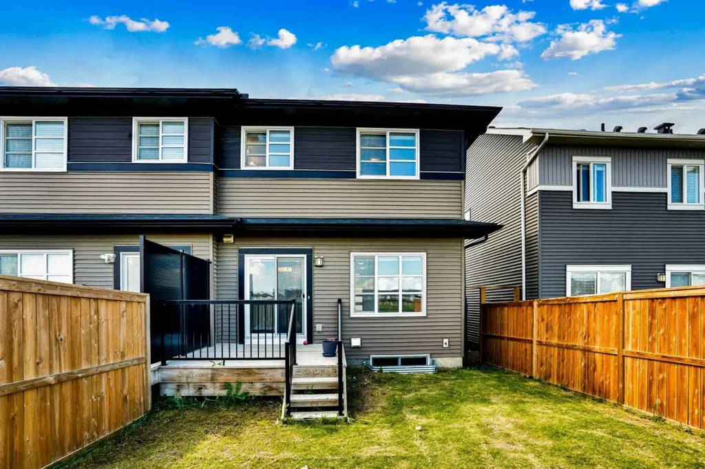 186 Carringvue Park NW Calgary AB T3P 1L1