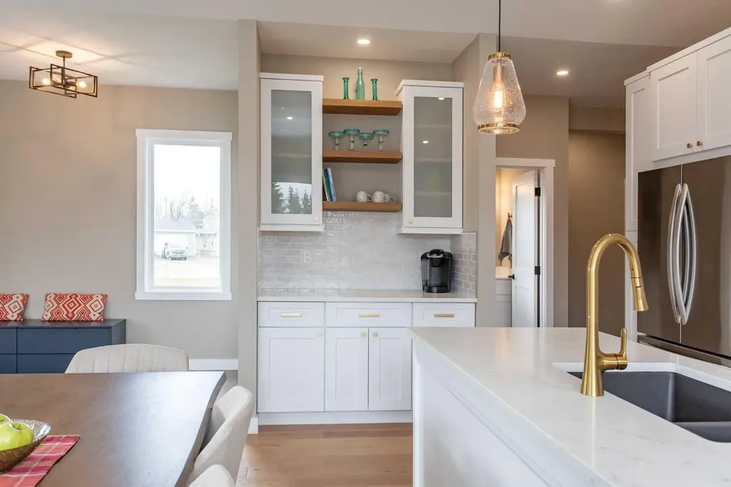 85 Lakeview Avenue Gull Lake AB T4L 2N1