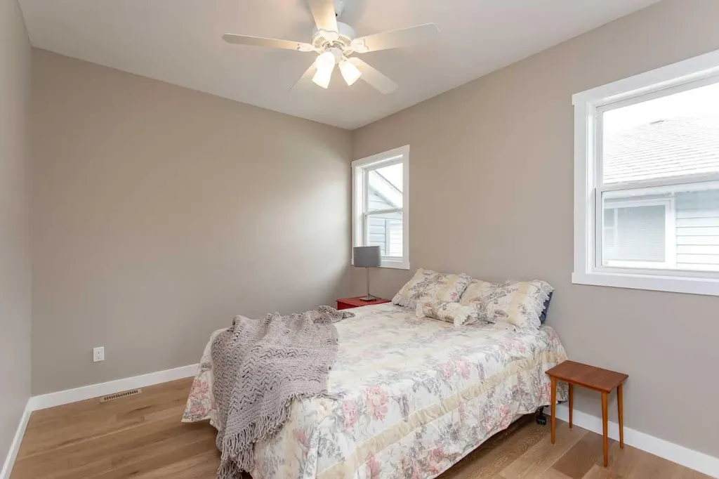 85 Lakeview Avenue Gull Lake AB T4L 2N1