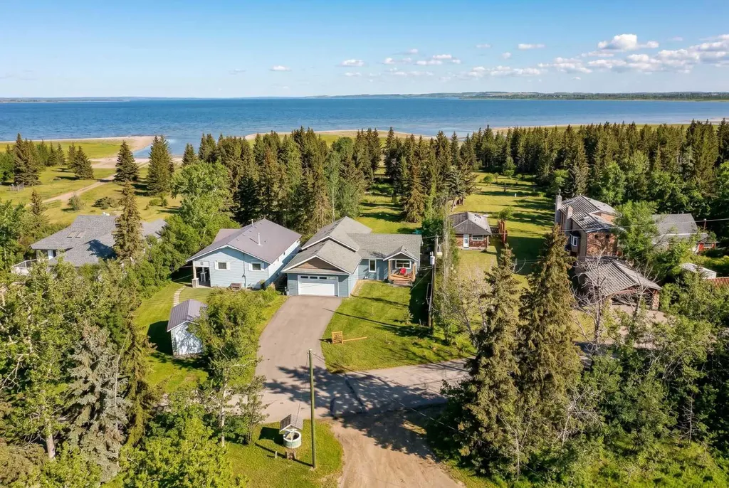 85 Lakeview Avenue Gull Lake AB T4L 2N1