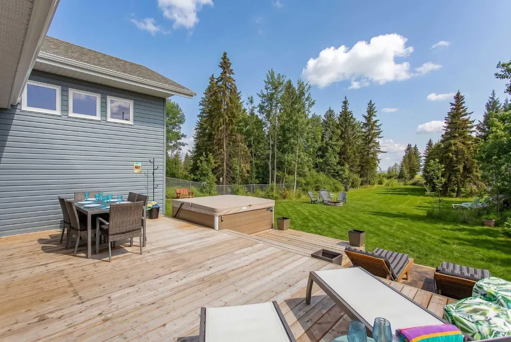 85 Lakeview Avenue Gull Lake AB T4L 2N1