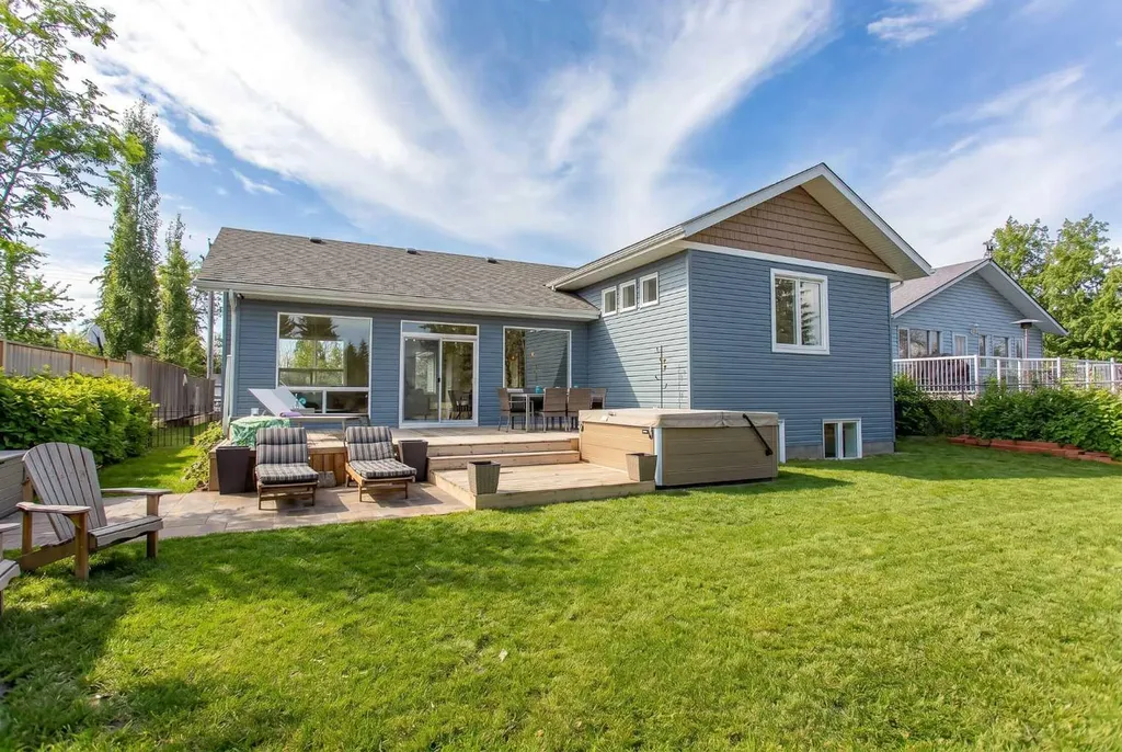 85 Lakeview Avenue Gull Lake AB T4L 2N1