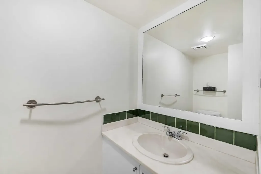 1100 8 Avenue SW Calgary AB T2P 3T9