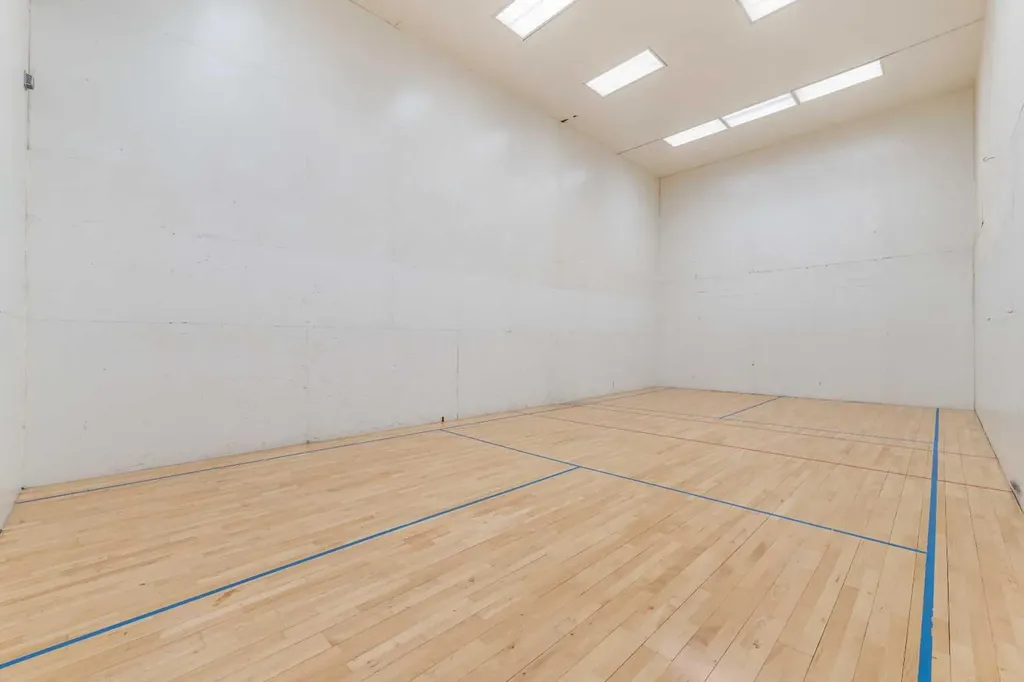 1100 8 Avenue SW Calgary AB T2P 3T9