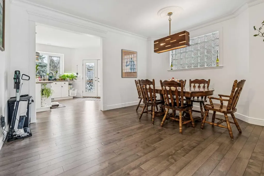 2211 Bowness Road NW Calgary AB T2N 3L4