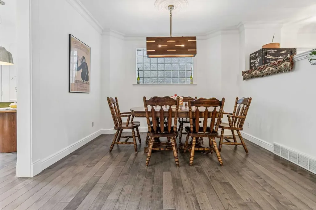 2211 Bowness Road NW Calgary AB T2N 3L4