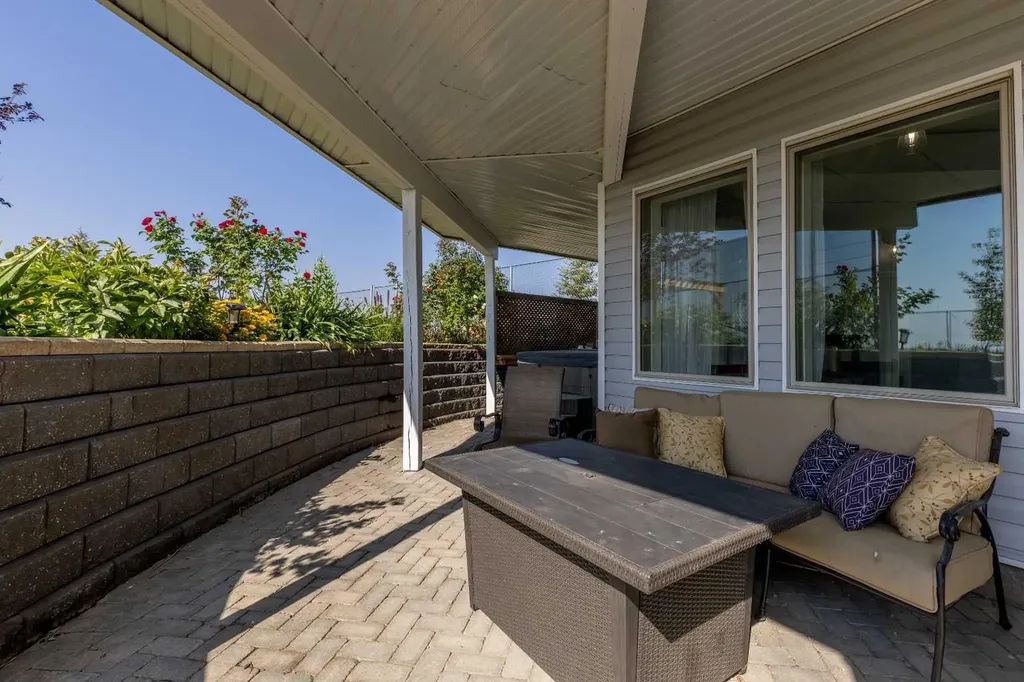 406 Meadow Lark Drive Rural Lethbridge County AB T1J 4R9