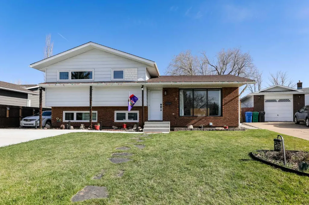 97 Laval Court W Lethbridge AB T1K 4G2