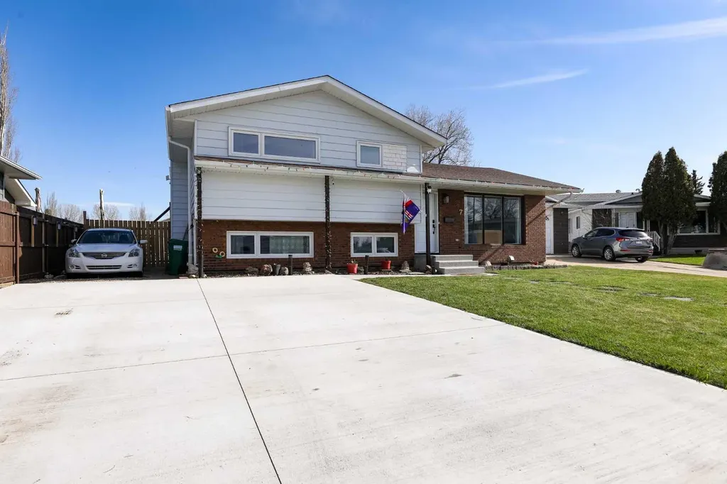 97 Laval Court W Lethbridge AB T1K 4G2