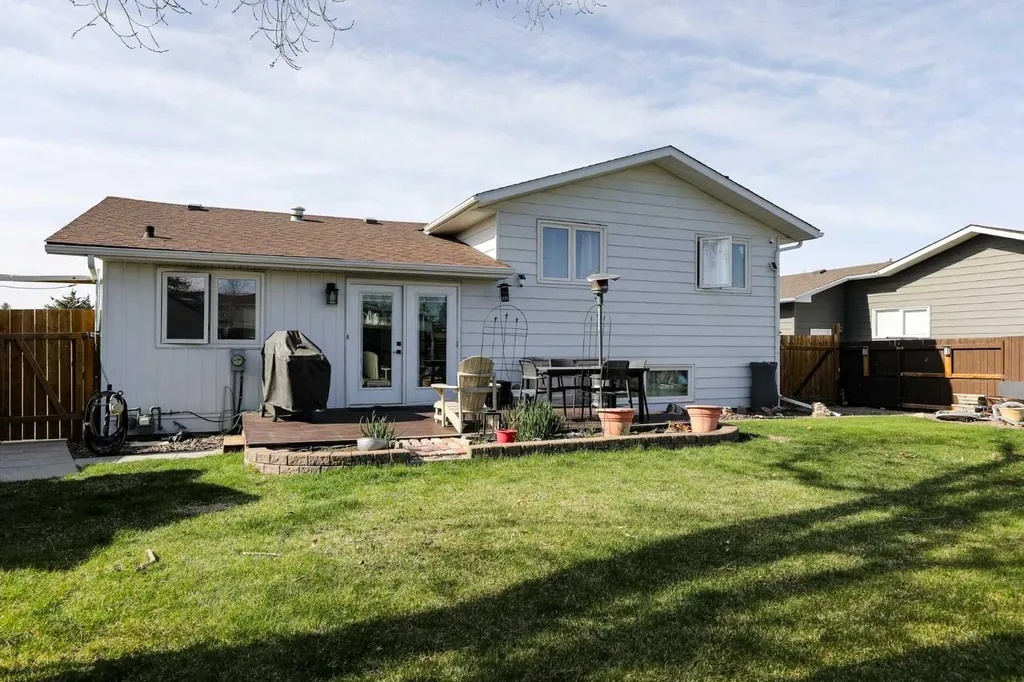 97 Laval Court W Lethbridge AB T1K 4G2