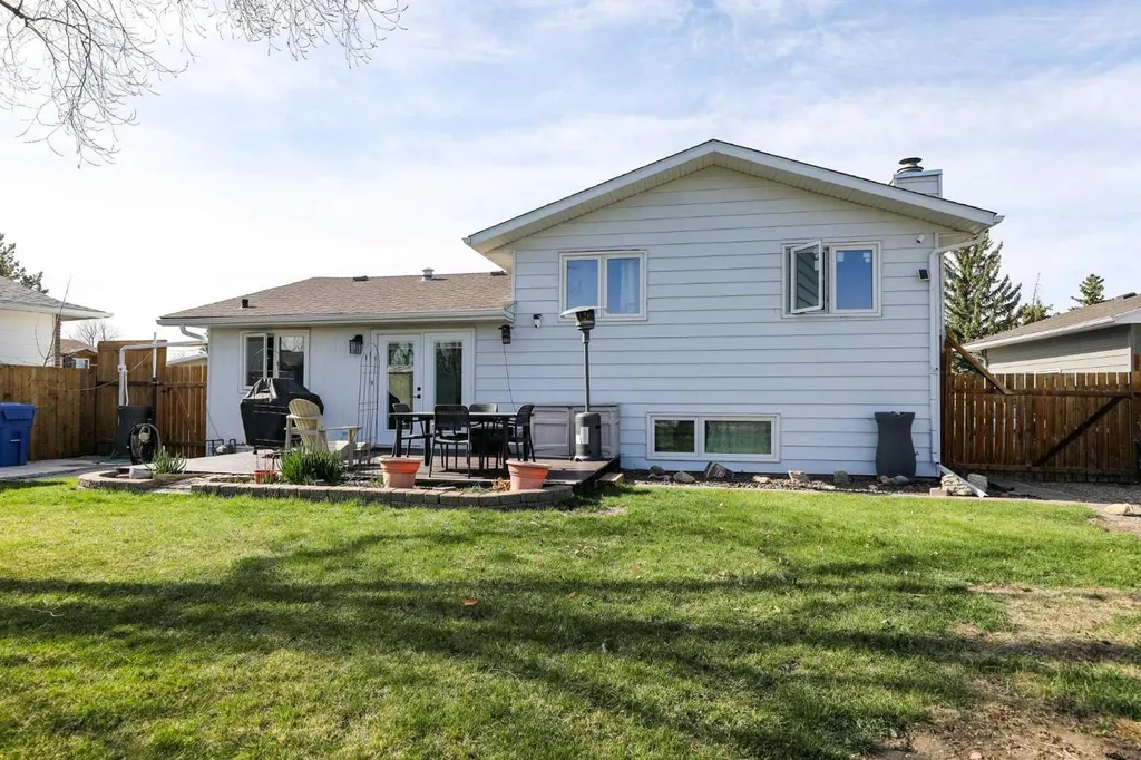 97 Laval Court W Lethbridge AB T1K 4G2