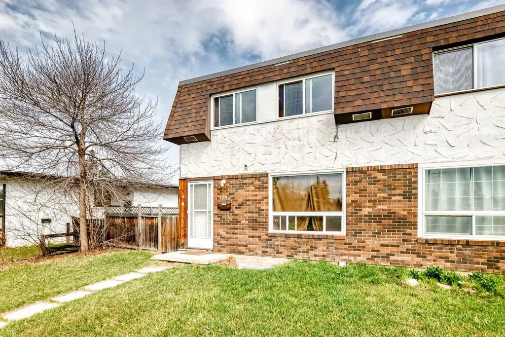 3042 Doverville Crescent SE Calgary AB t2b1t9