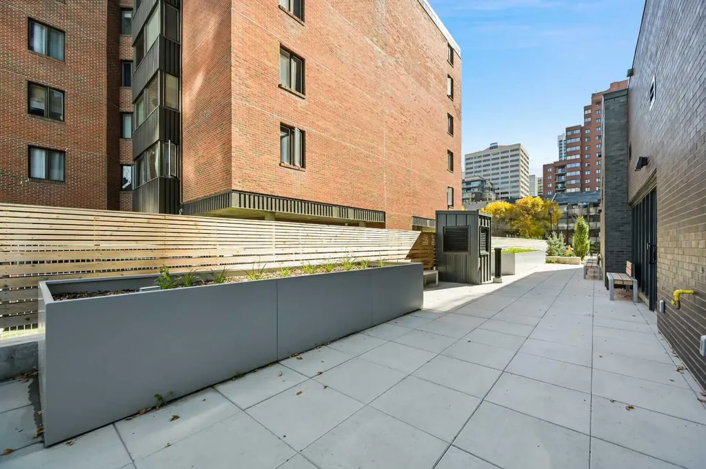 730 2 Avenue SW Calgary AB T2P 1R8