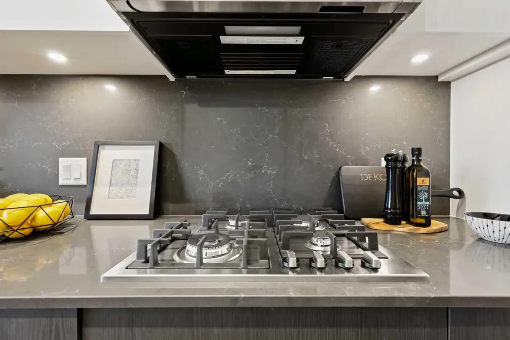730 2 Avenue SW Calgary AB T2P 1R8