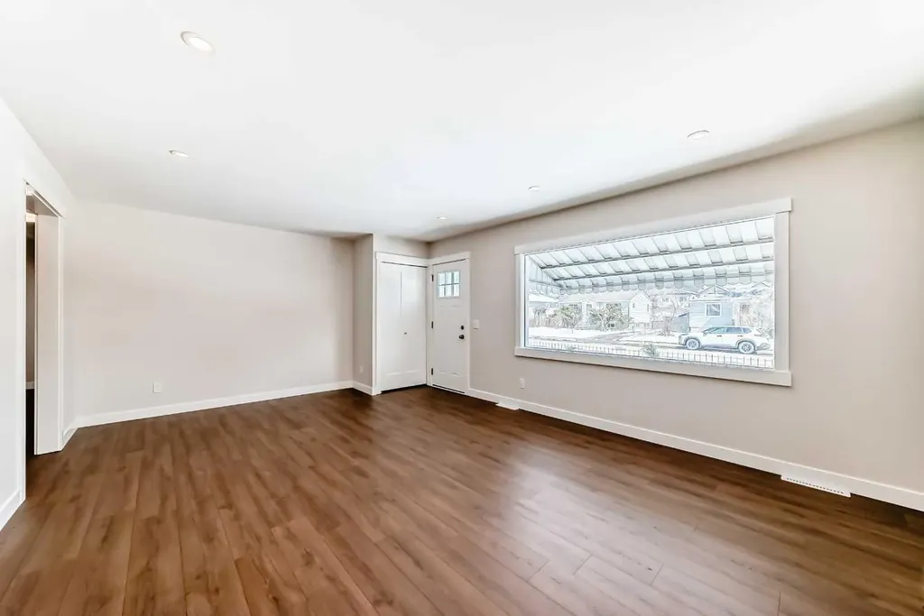 7427 25 Street SE Calgary AB T2C 1A3