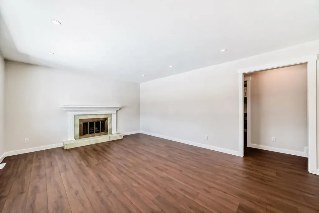 7427 25 Street SE Calgary AB T2C 1A3