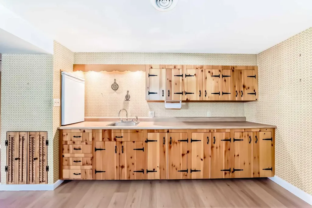 7427 25 Street SE Calgary AB T2C 1A3