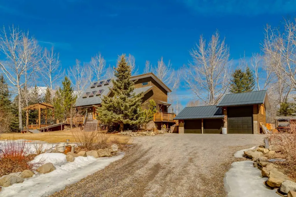 20 Mountain View Park Bragg Creek AB T0L 0K0