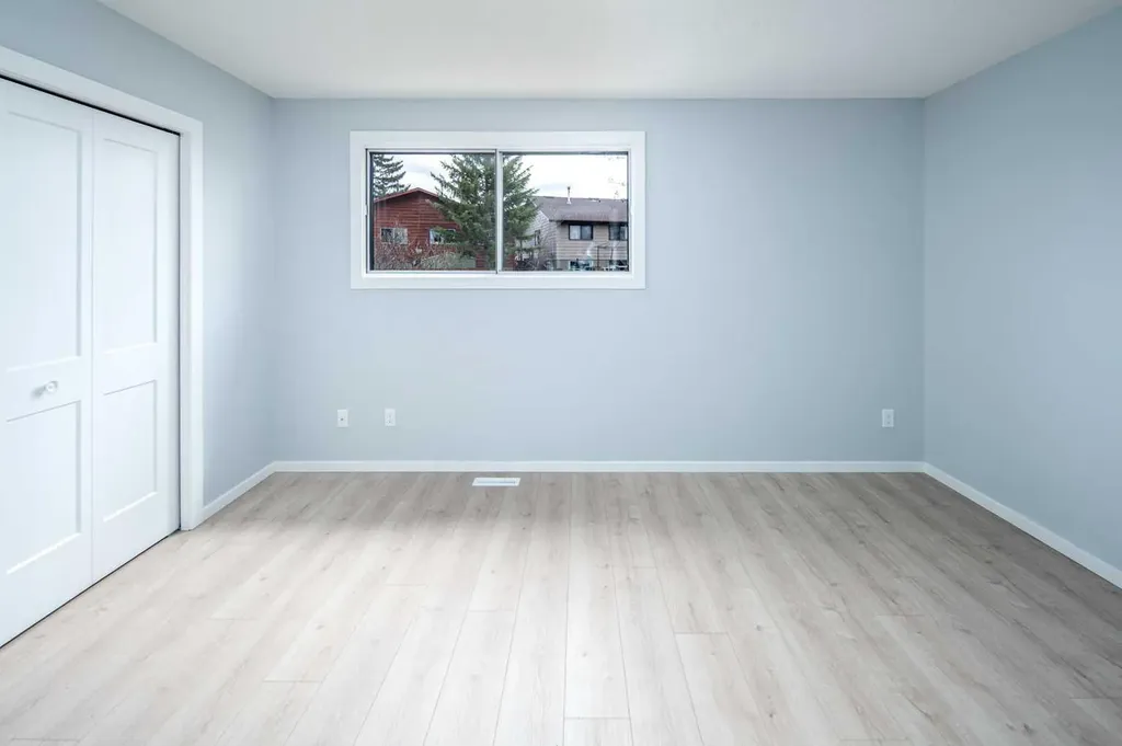 47 Bermuda Way NW Calgary AB T3K 1H1