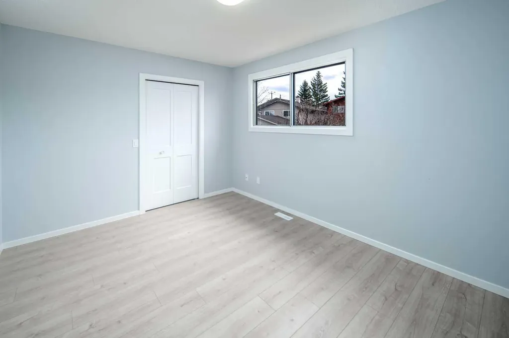 47 Bermuda Way NW Calgary AB T3K 1H1