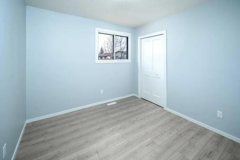 47 Bermuda Way NW Calgary AB T3K 1H1