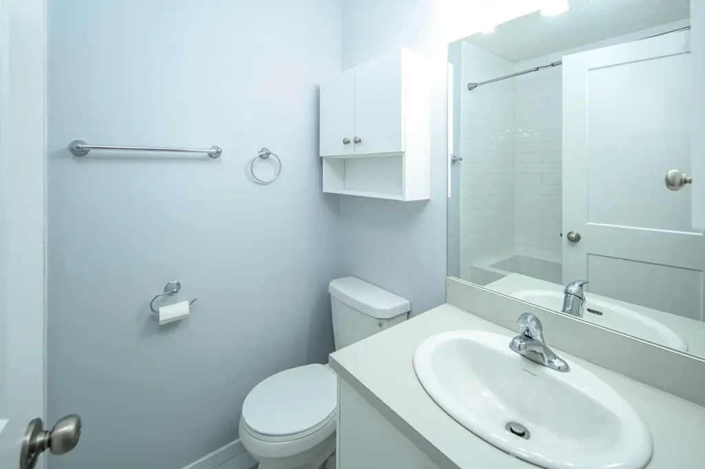 47 Bermuda Way NW Calgary AB T3K 1H1