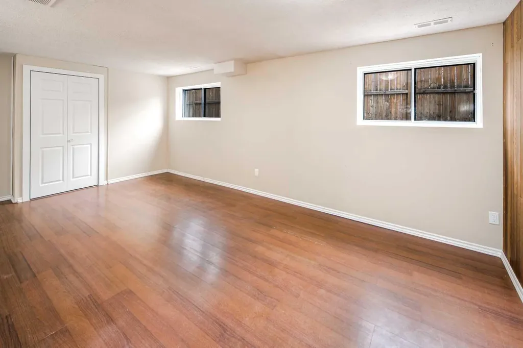 47 Bermuda Way NW Calgary AB T3K 1H1