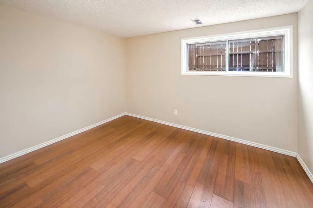 47 Bermuda Way NW Calgary AB T3K 1H1