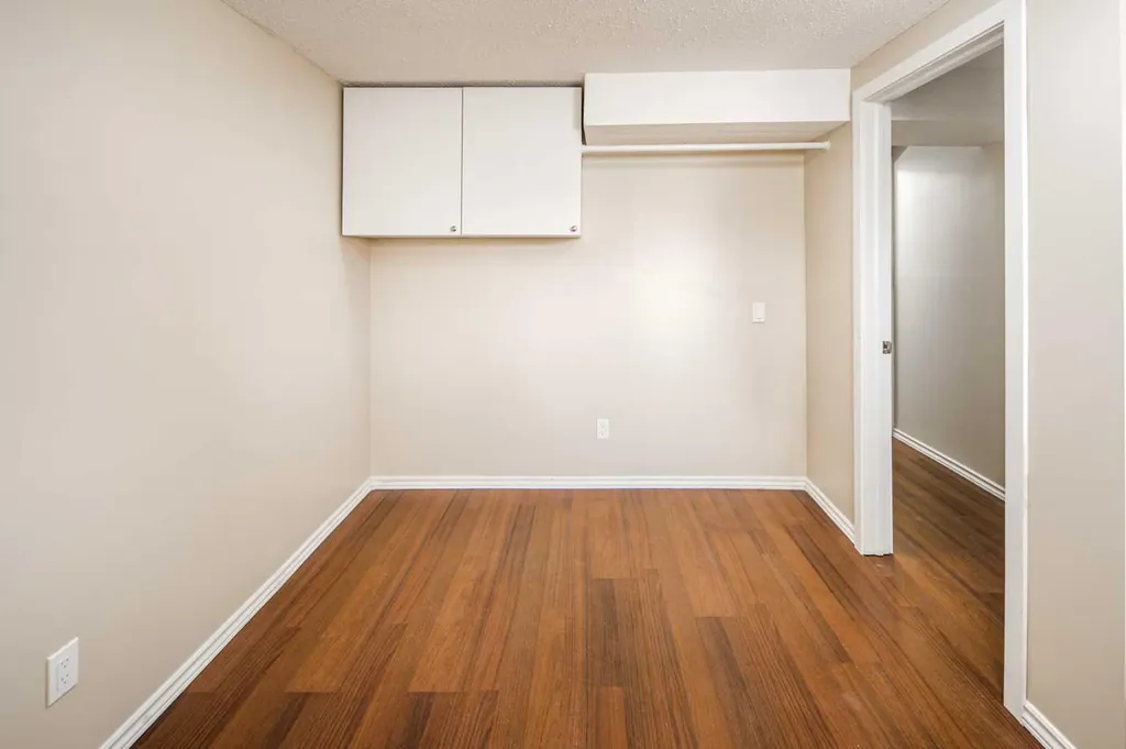 47 Bermuda Way NW Calgary AB T3K 1H1