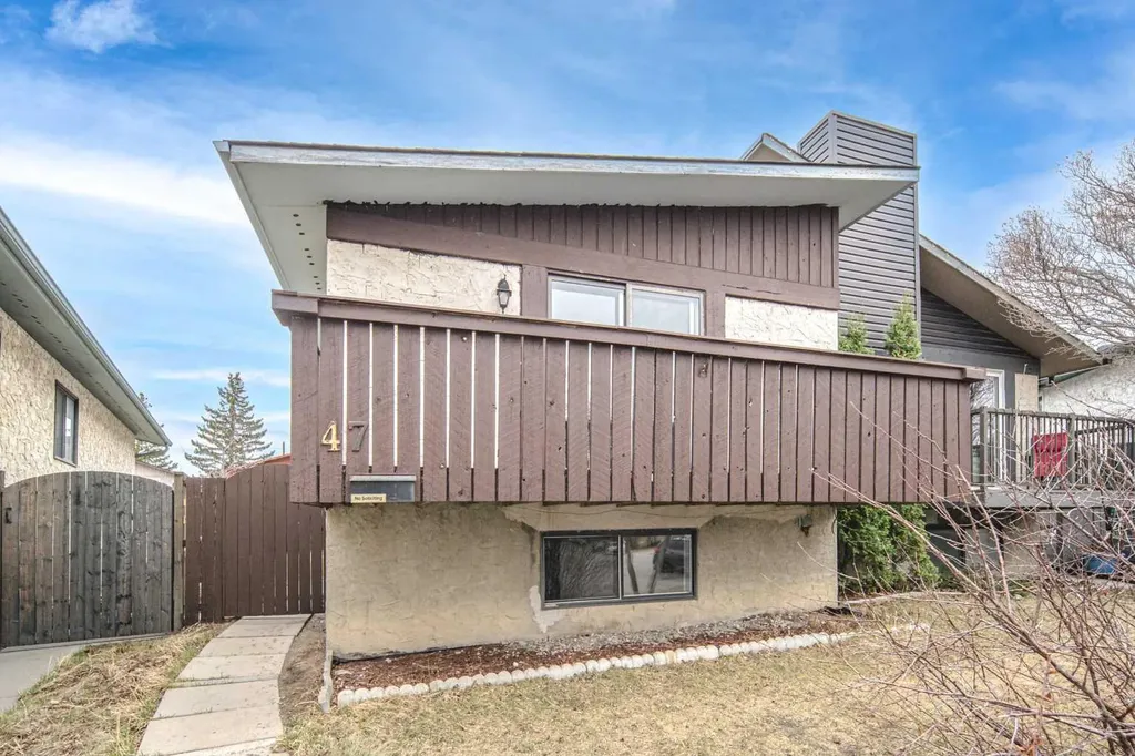 47 Bermuda Way NW Calgary AB T3K 1H1