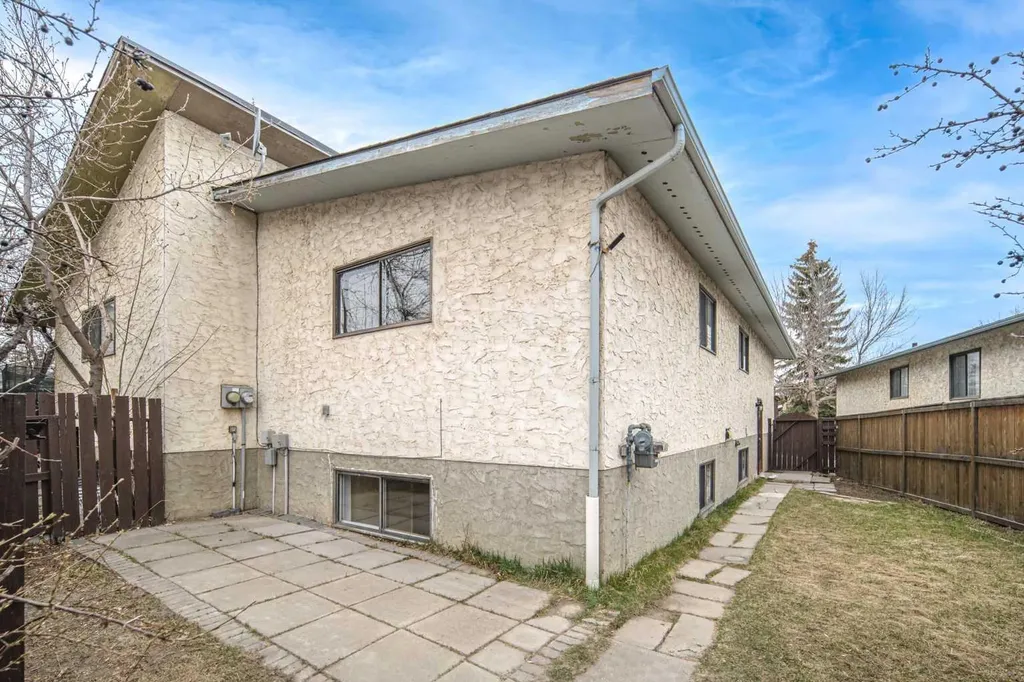 47 Bermuda Way NW Calgary AB T3K 1H1