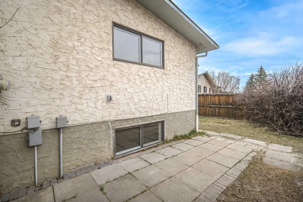 47 Bermuda Way NW Calgary AB T3K 1H1