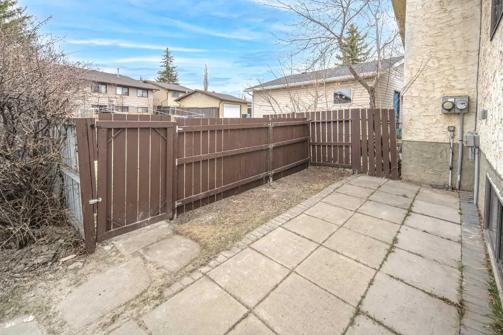 47 Bermuda Way NW Calgary AB T3K 1H1