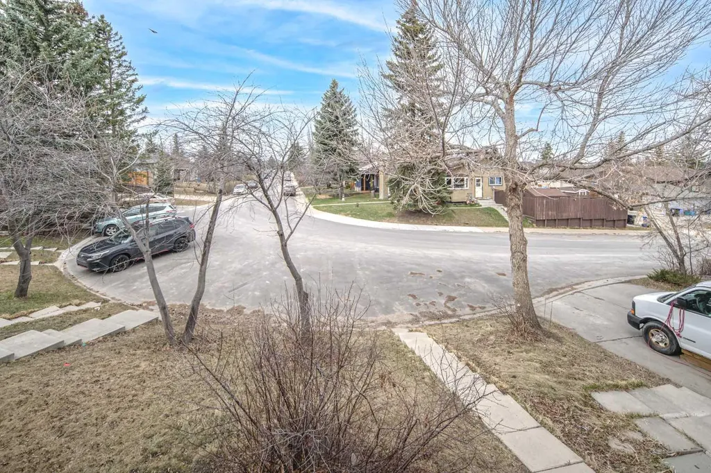 47 Bermuda Way NW Calgary AB T3K 1H1