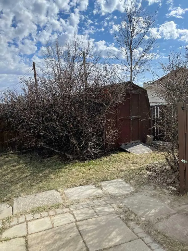 47 Bermuda Way NW Calgary AB T3K 1H1