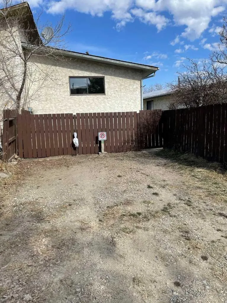 47 Bermuda Way NW Calgary AB T3K 1H1