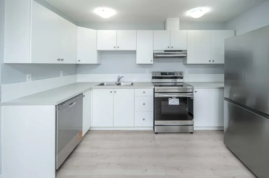 47 Bermuda Way NW Calgary AB T3K 1H1