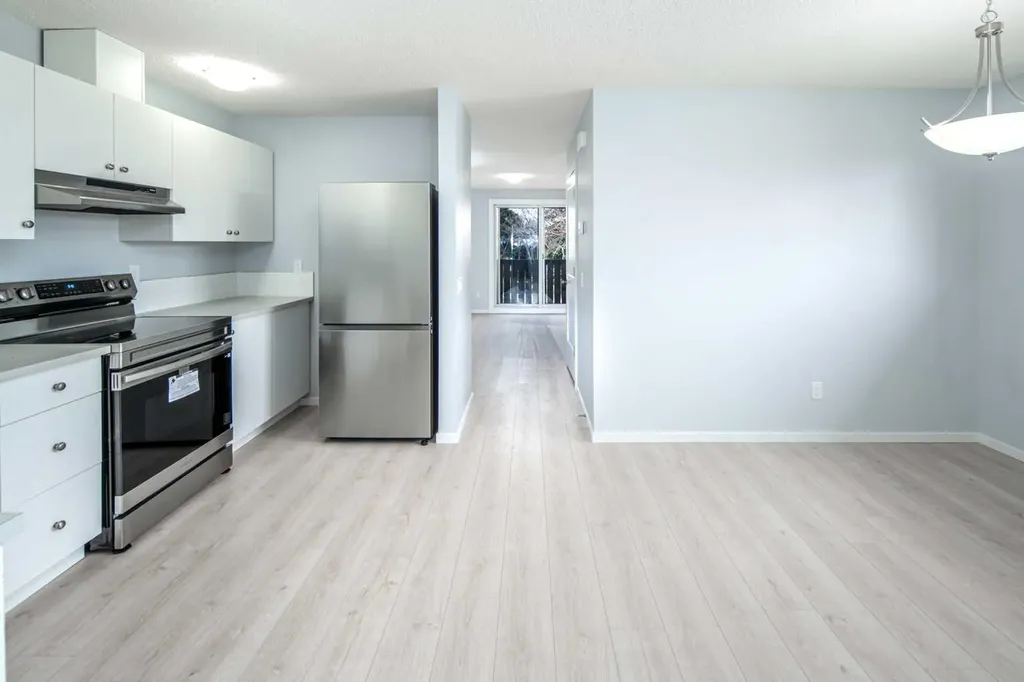 47 Bermuda Way NW Calgary AB T3K 1H1