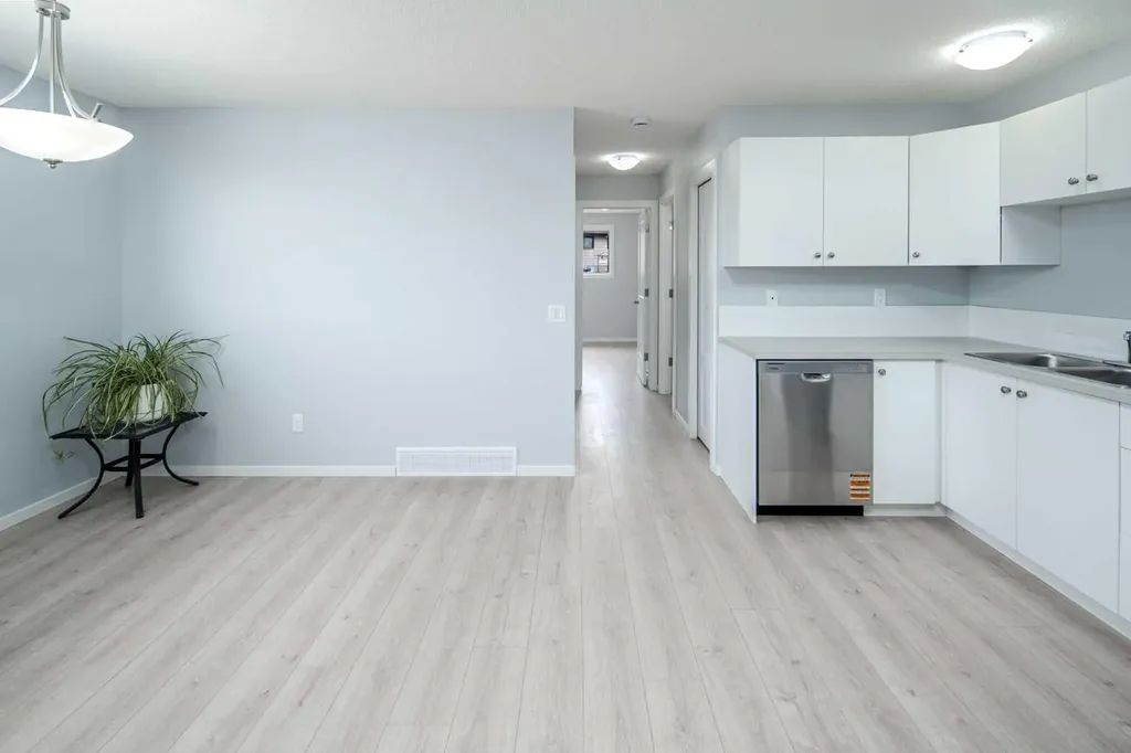 47 Bermuda Way NW Calgary AB T3K 1H1