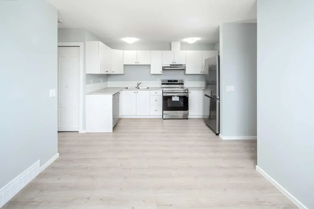 47 Bermuda Way NW Calgary AB T3K 1H1