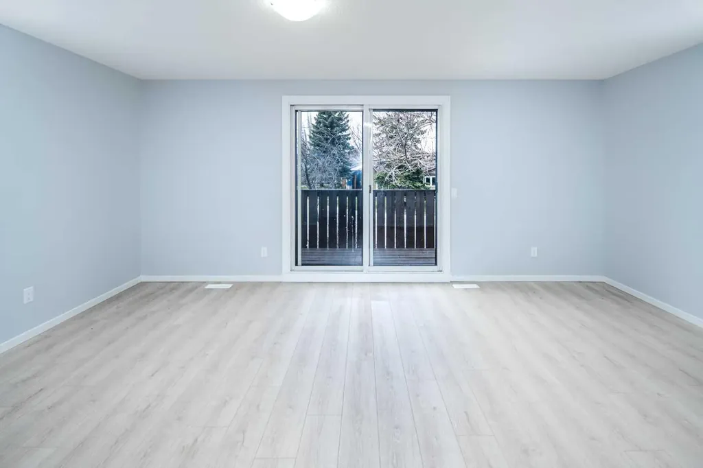 47 Bermuda Way NW Calgary AB T3K 1H1