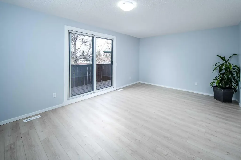 47 Bermuda Way NW Calgary AB T3K 1H1