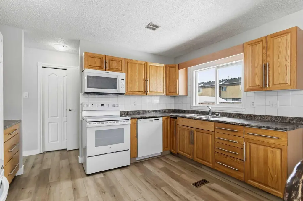 13 Mcleod Street Fort Mcmurray AB T9H 1Z4