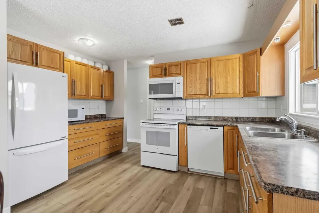13 Mcleod Street Fort Mcmurray AB T9H 1Z4