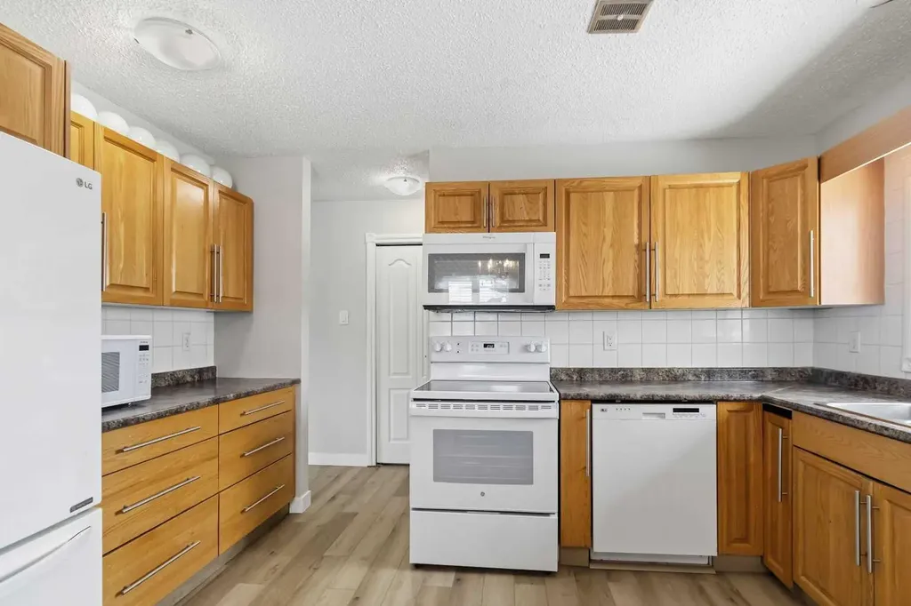 13 Mcleod Street Fort Mcmurray AB T9H 1Z4